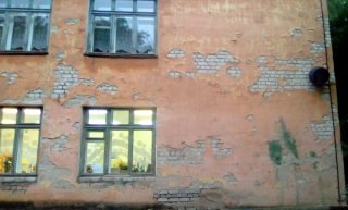 Детский сад на Большева: дыра в асфальте и обшарпанные фасад